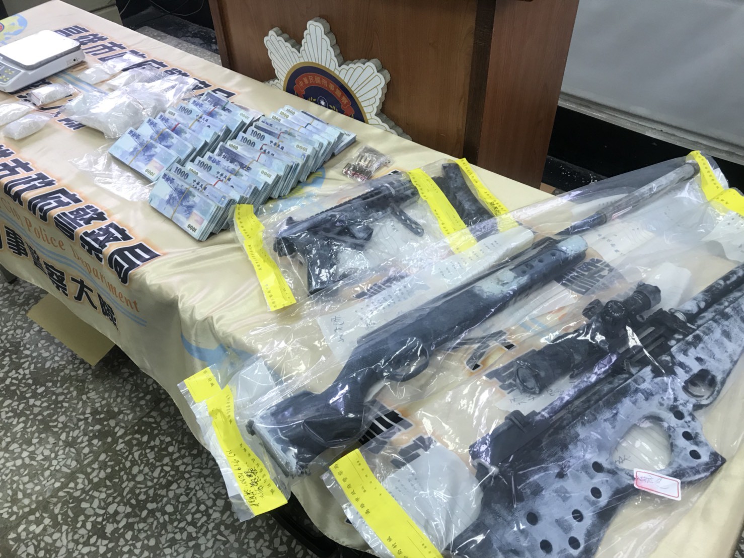 贓款 衝鋒槍.jpg