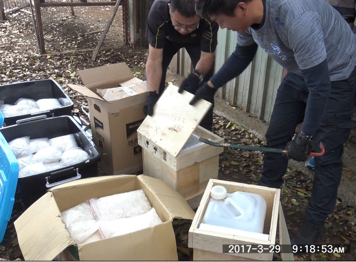 高雄檢調29日在新竹竹北濱海公路旁偏僻鐵皮屋抄獲大量安非他命成品及半成品.jpg.jpg
