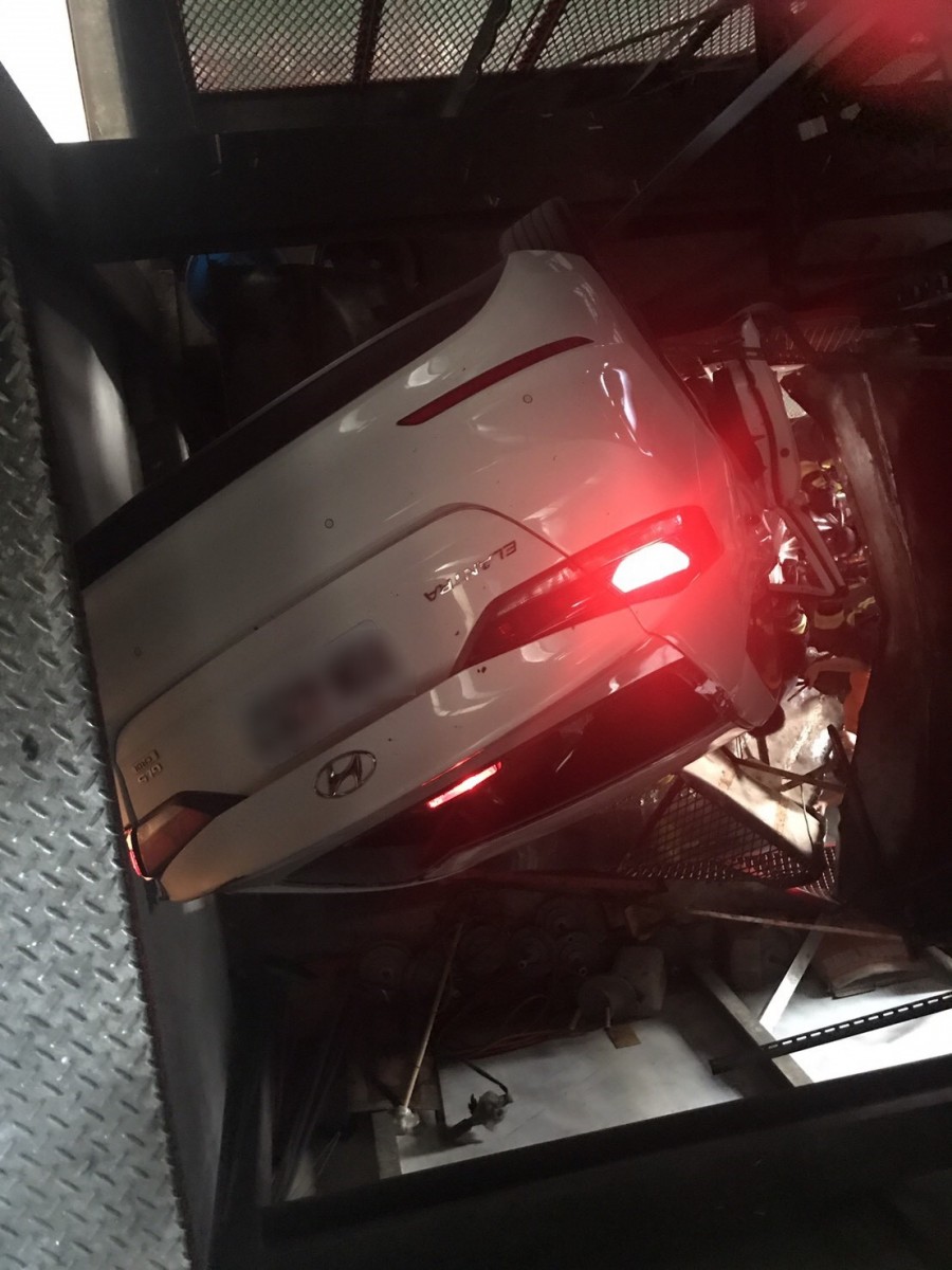 保養廠車子墜3樓3.jpg
