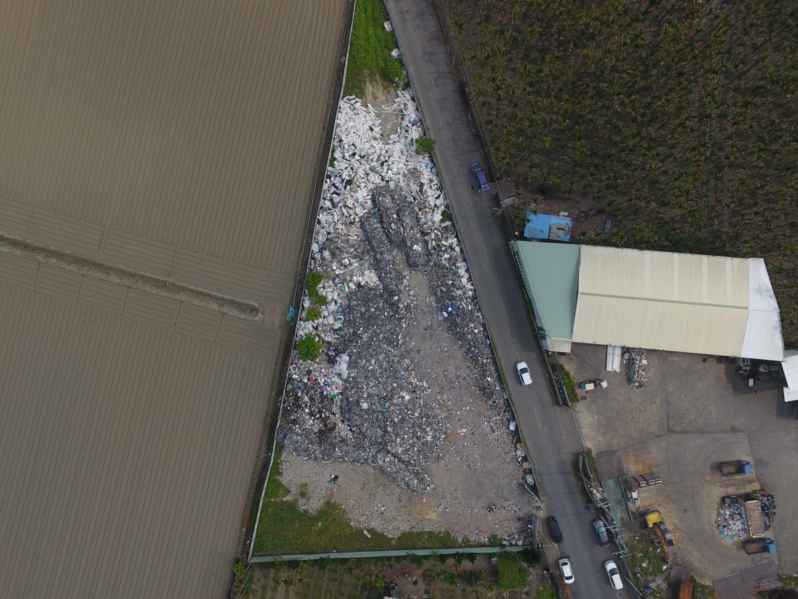 屏東崁頂農地去年10月被人發現遭棄置250噸廢棄物3.JPG