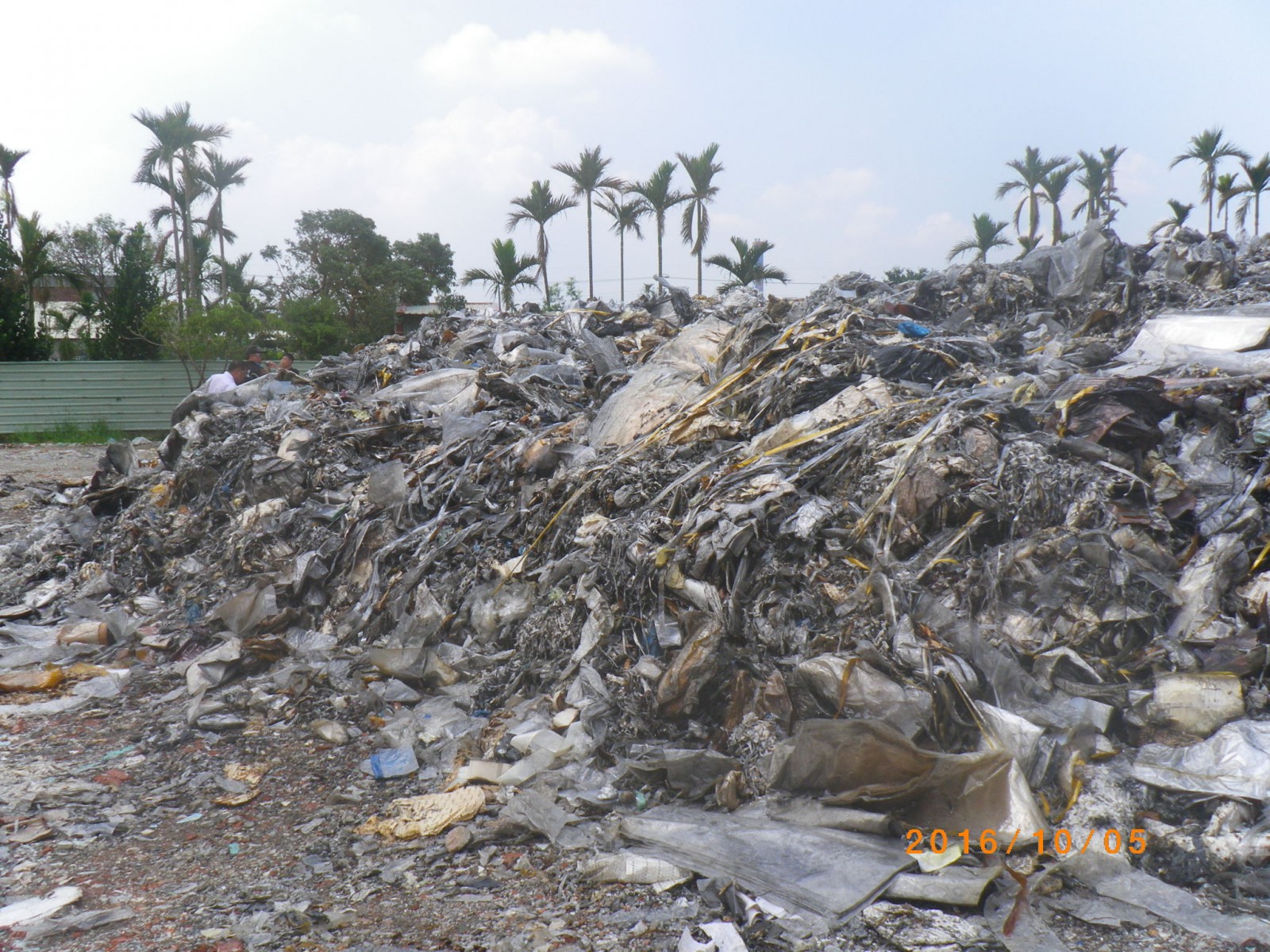 屏東崁頂農地去年10月被人發現遭棄置250噸廢棄物4.JPG