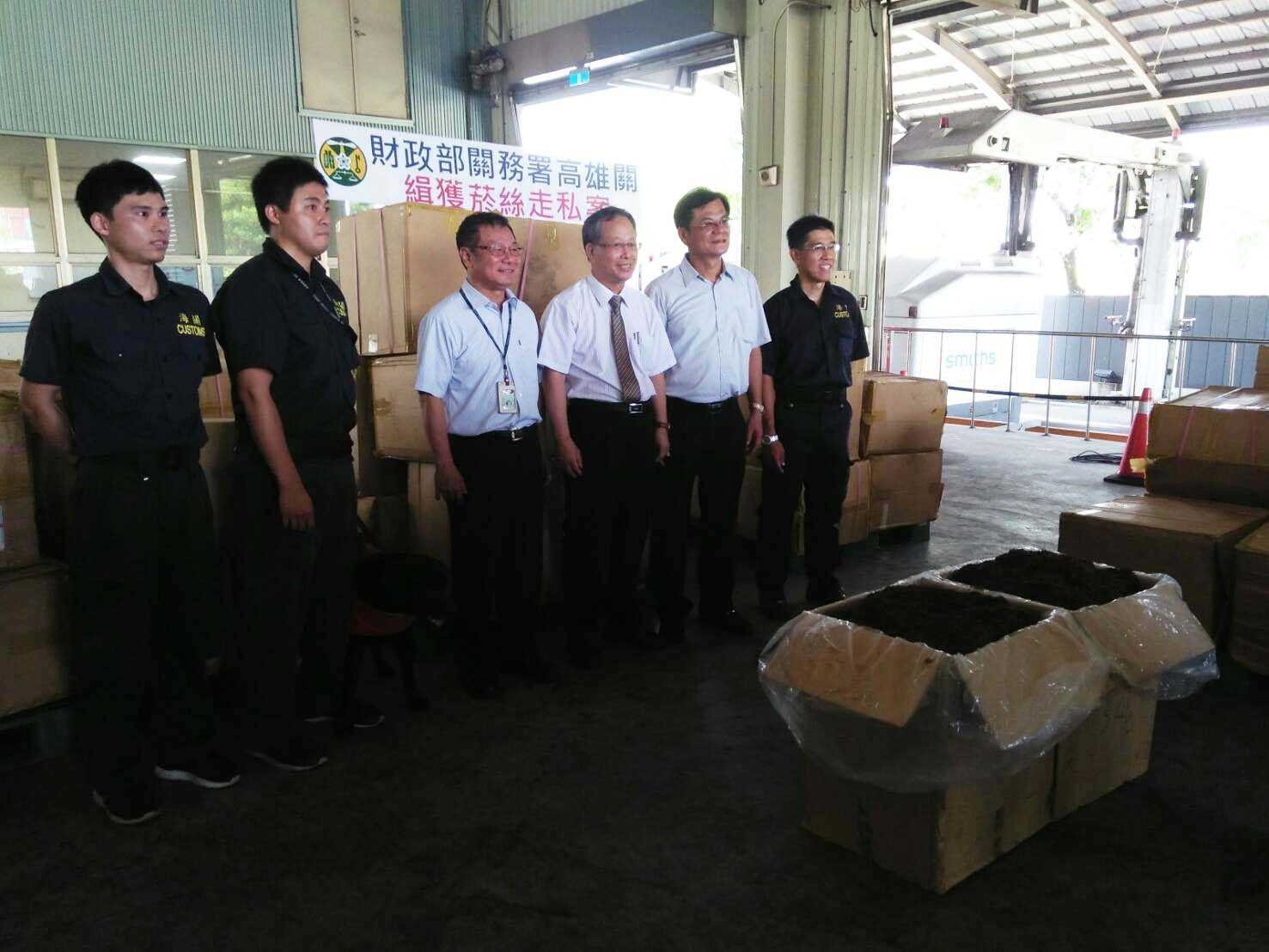 高雄港首度查扣菸絲3.jpg