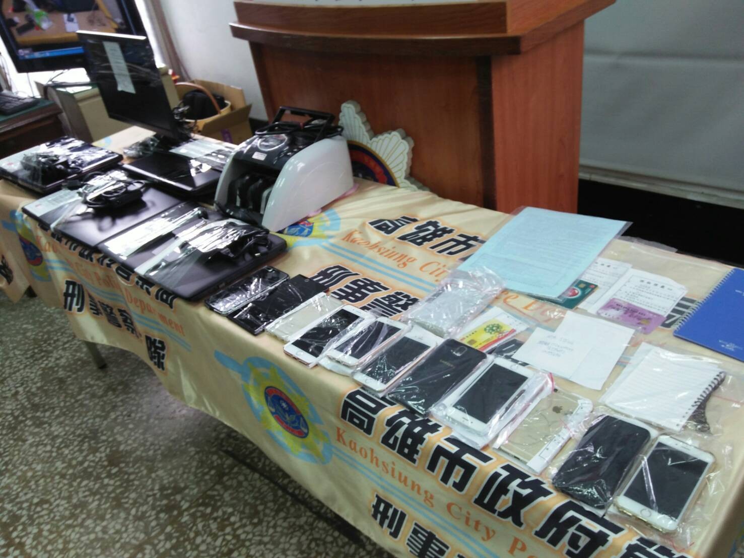 高巿警刑大27日在桃園抄獲詐騙機房話務系統商,起出犯案工具.jpg