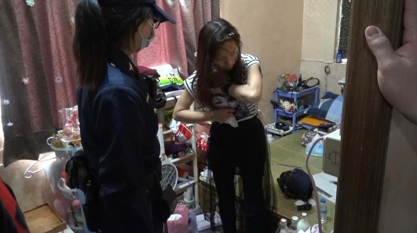 新興警分局偵查隊破門緝捕張姓男子販毒,在別的房間發現陳姓女藥腳(請馬賽克),女警.jpg