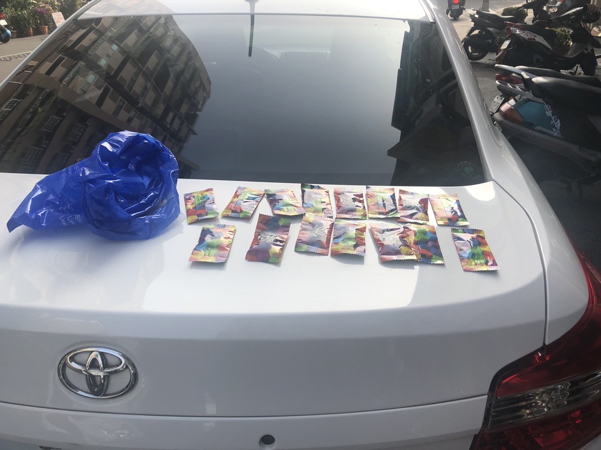 陳姓男子停車在鹽埕區違規併排,遭警方查獲15包毒咖啡3.jpg