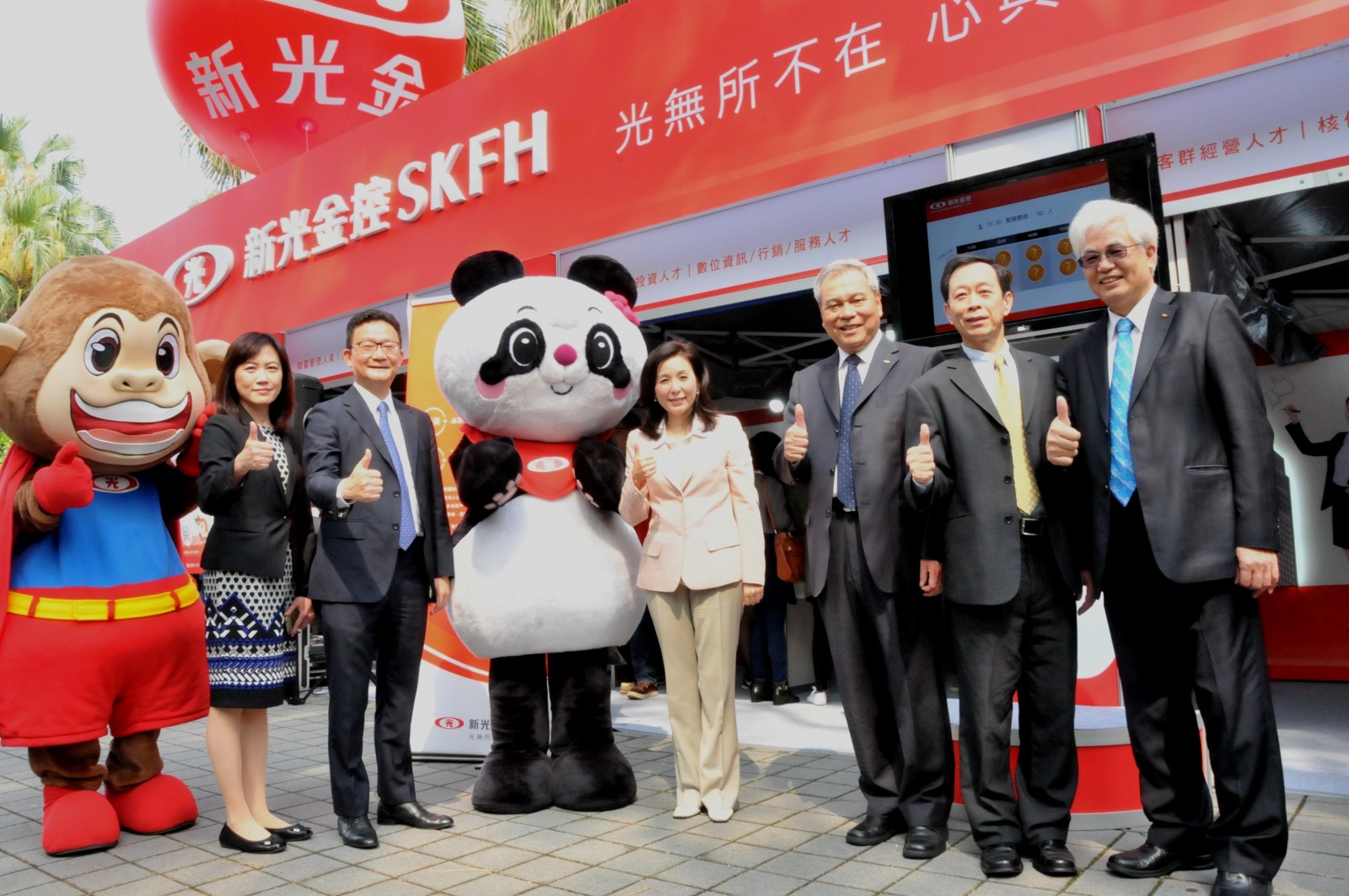 圖說1 新光金「總」動員 一級主管親臨台大校園博覽會招募菁英。(左至右:新光金控人資.jpg
