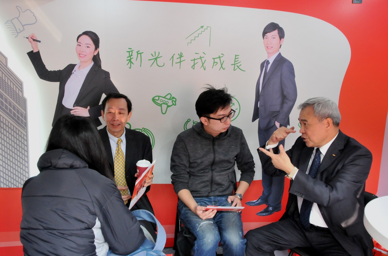 圖說2 新光人壽總經理蔡雄繼(右一)、新光投信董事長李定一(右三)與求才學子熱烈互動,.jpg