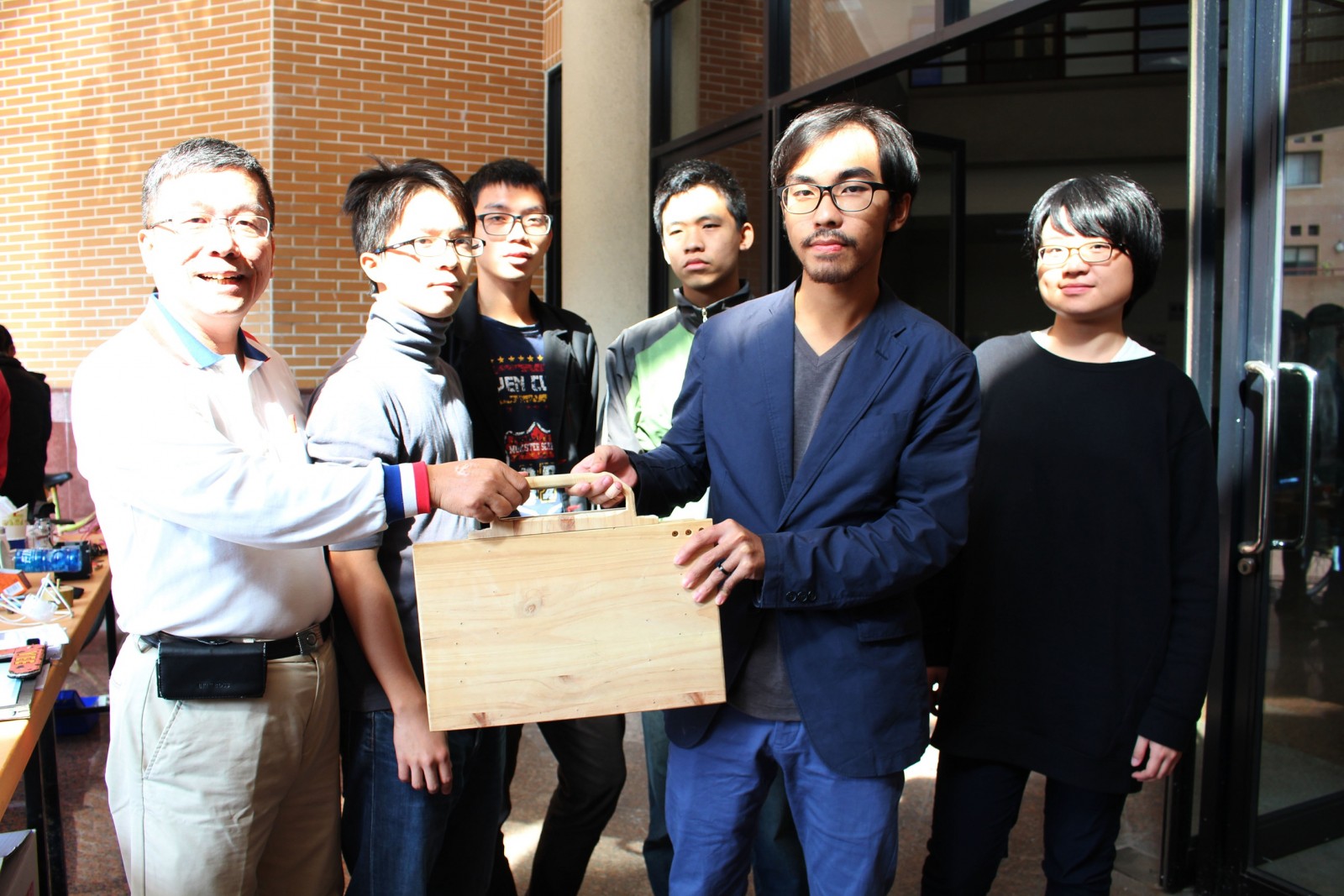 「Pichair 木製板凳」來自於金融系、創新設計工程系與電子工程系的學生們哦創作,左一.jpg