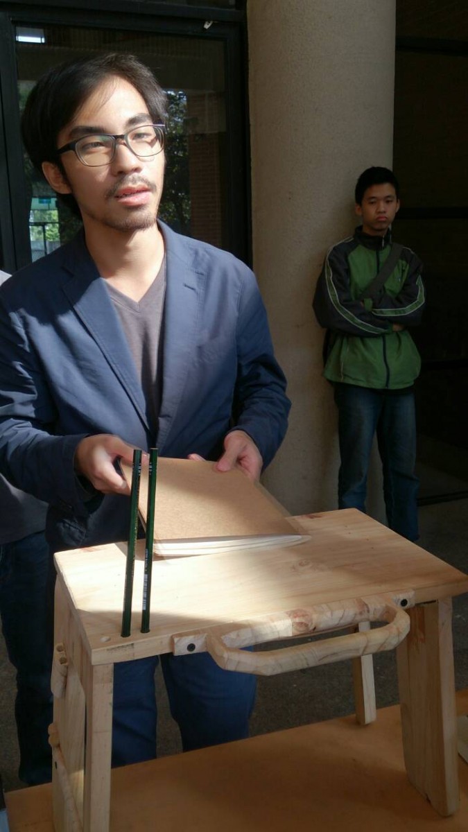 第一科大電子工程系學生王皓瑋示範「Pichair 木製板凳」.jpg