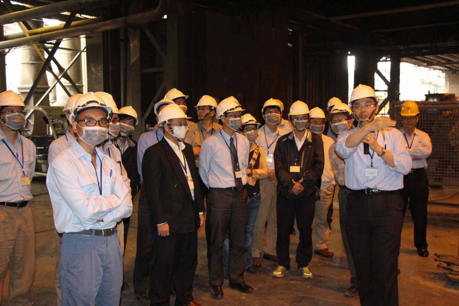 唐榮鐵工廠實地觀摩情形,前排左二能源局林文信科長、金屬中心陳建成博士(右方講解者).jpg