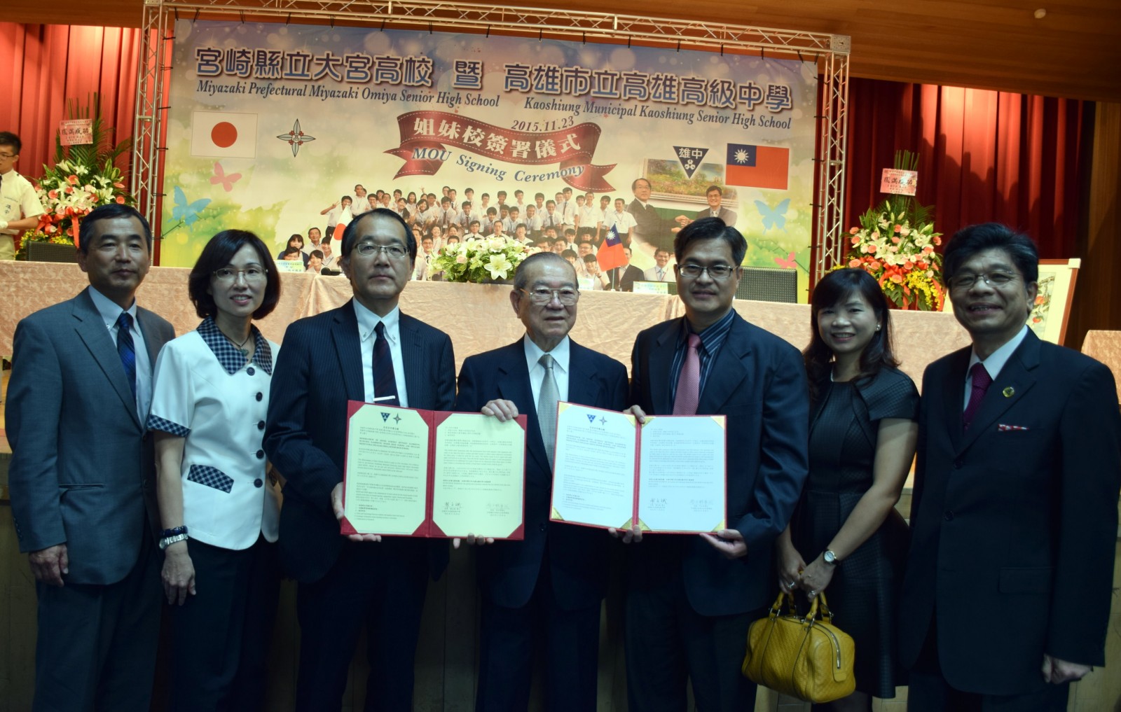「灣生」河野昭(中)、黃盟惠主秘(右2)、謝文斌校長(右3)、西立野康弘(左3)校長見證,.jpg