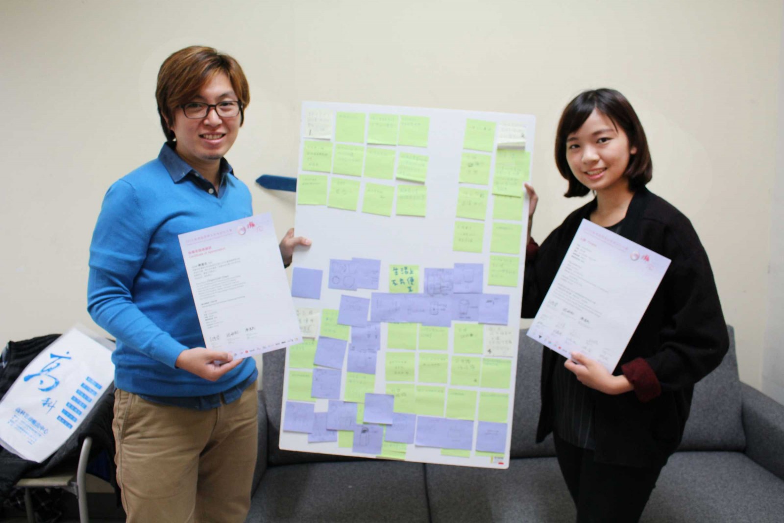 周采葳設計「So easy 垃圾袋再設計」的發想過程,珍珠板上貼滿了各式各樣的創意發想,.jpg