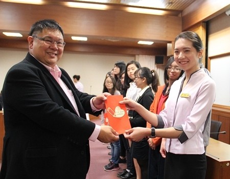 林永義先生(左)致贈獎學金予英文系二年級的禮賓生林佳臻同學.jpg