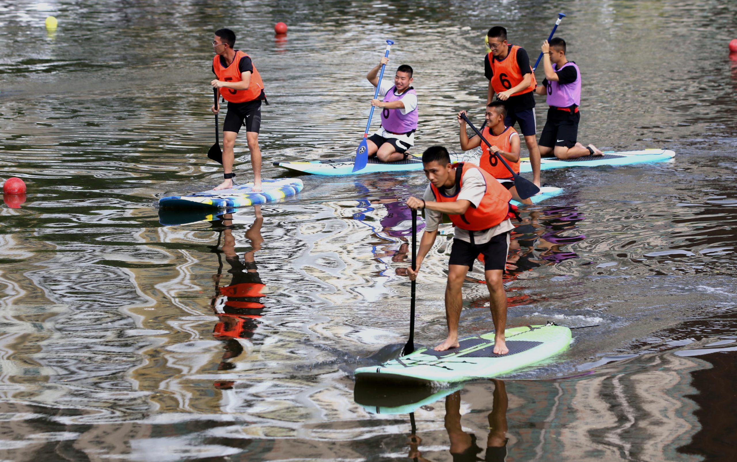 立式划槳繞標挑戰賽11月18日至19日，在愛河音樂館前及周邊陸域舉行。（運發局／提供）