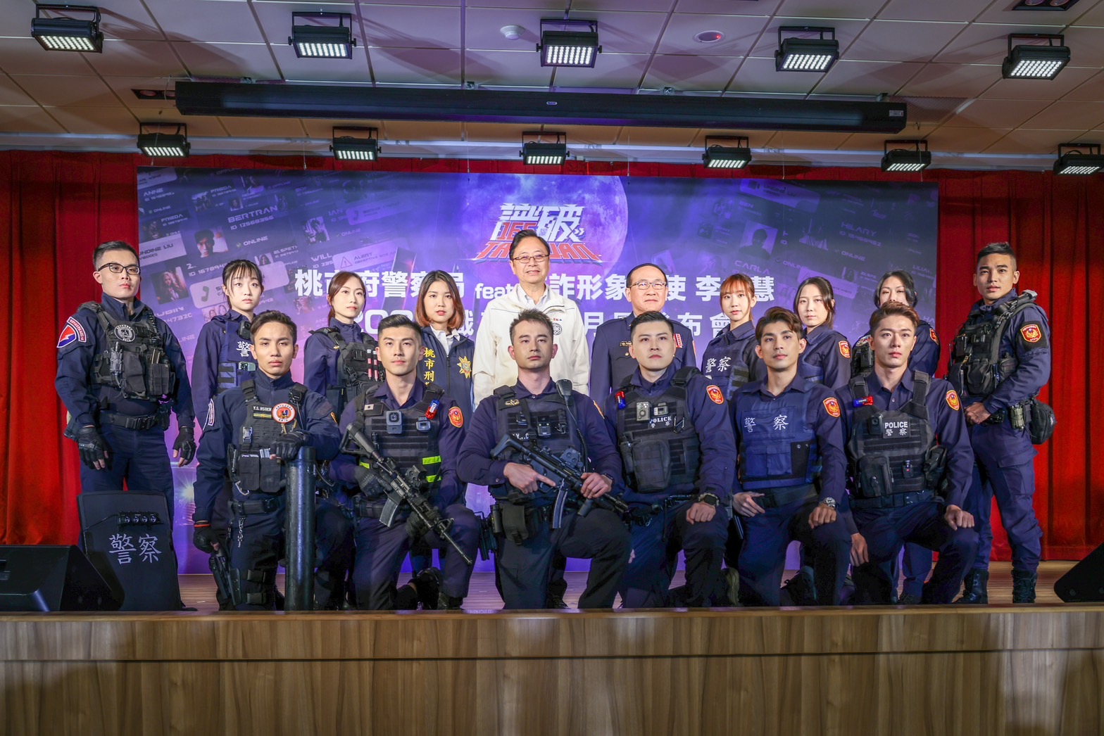 桃園市長張善政與警察形象大使合影。(桃市府提供)