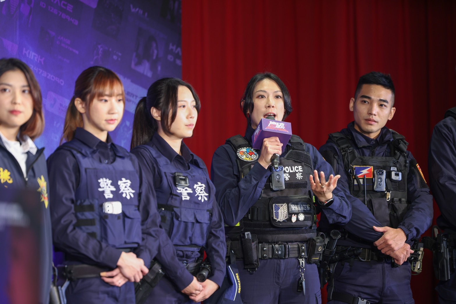被選入「2024識詐形象月曆」,警察同仁向大家分享有趣的拍攝經驗。(桃市府提供)