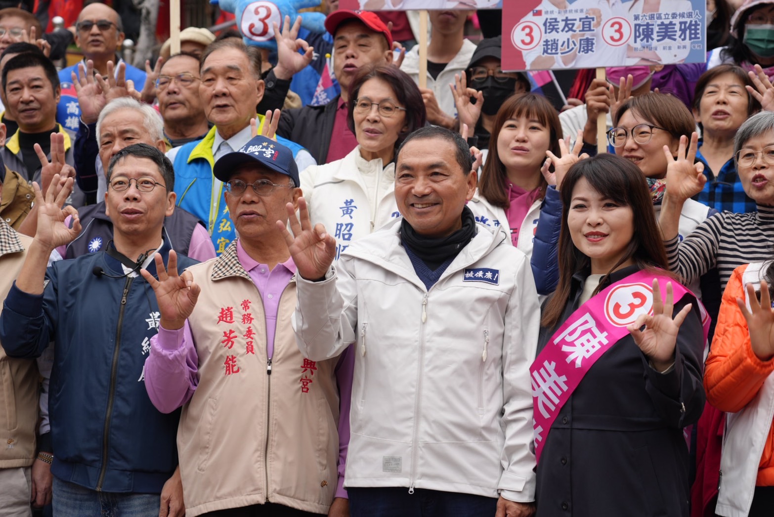 侯友宜頻頻南下高雄,陳美雅估高雄開票數侯賴10萬票內。(競辦提供)