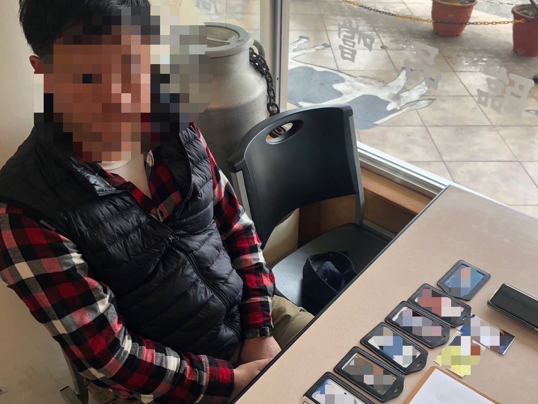 老婦險遭詐500萬元 香港籍黃姓男子涉當詐團車手，返國前遭捕，取出贓證物。（翻攝照片）