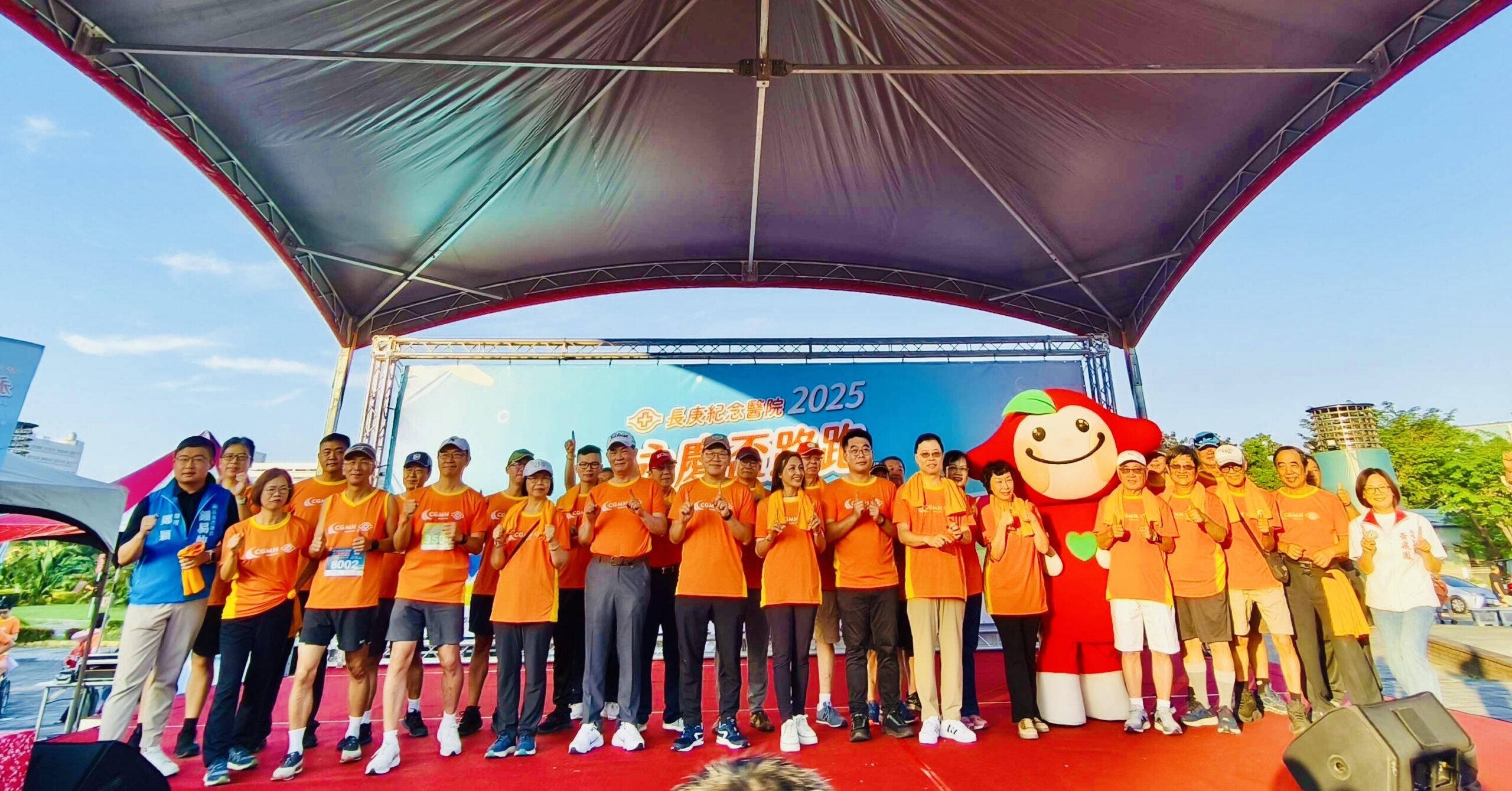 高雄長庚團隊和貴賓們大合照