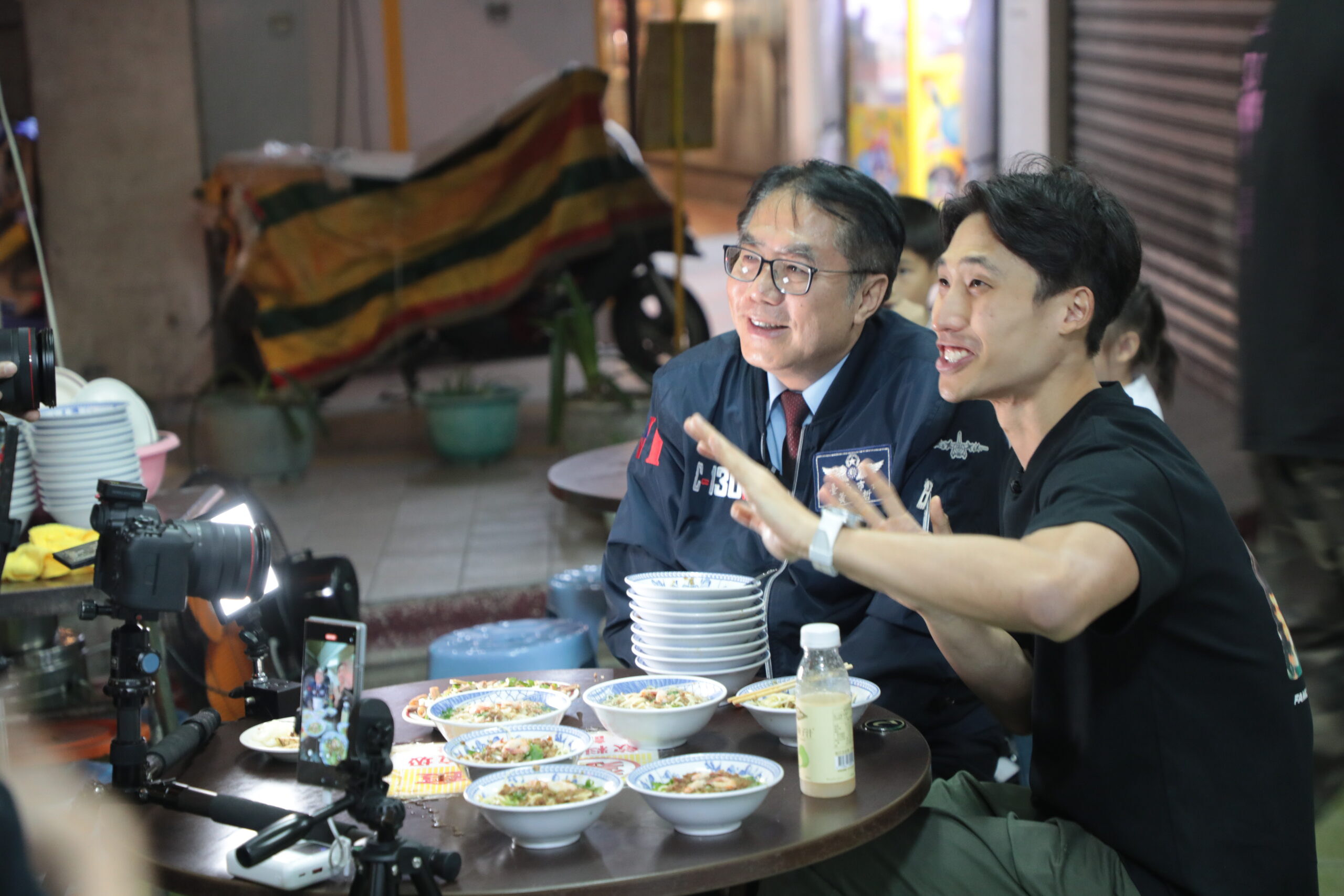 一次吃下30碗!新加坡大胃王朝聖米其林必比登擔仔麵