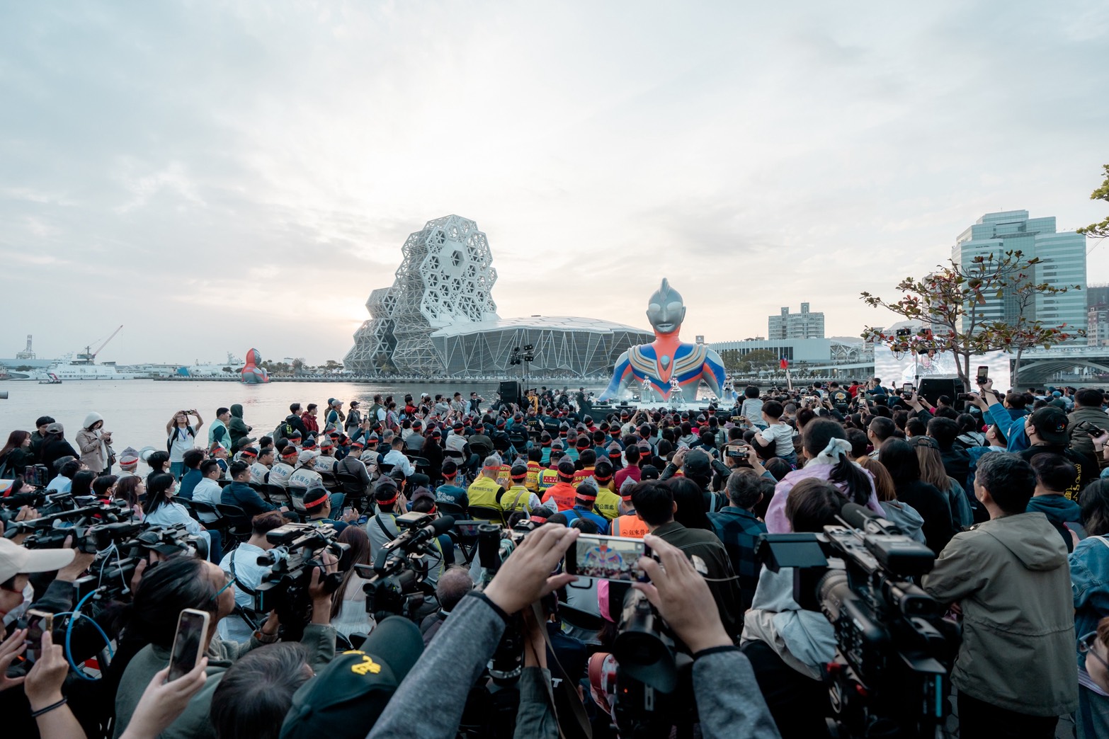 英雄集結！15米超人力霸王首降愛河灣 冬日遊樂園開幕