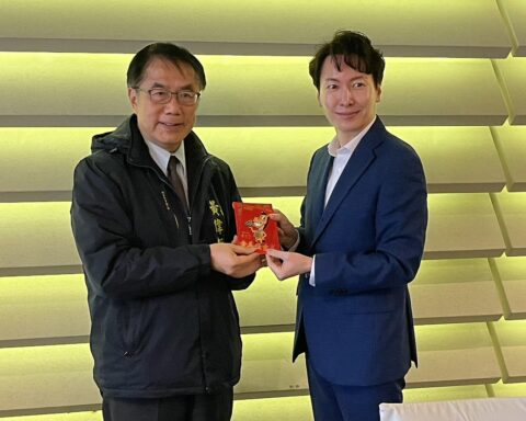 韓國歐爸台南過新年 樂天巨人隊春訓喜收市長紅包