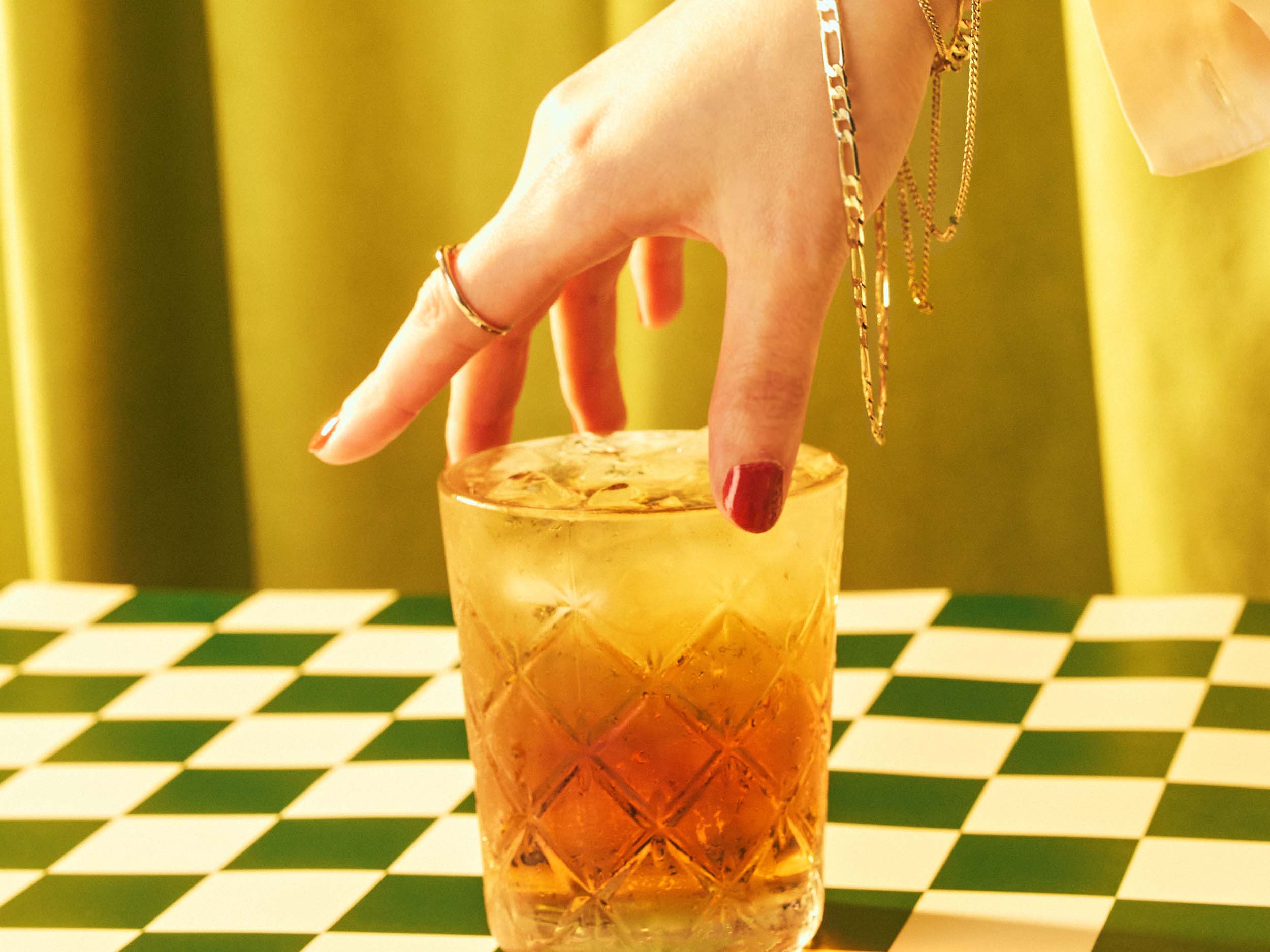 鶴茶樓開工祭雙杯89元！新品蜜桃藝伎紅茶加果肉超有誠意