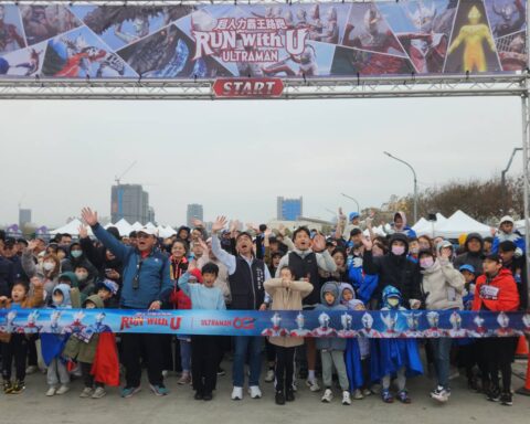 十字手勢全場預備！超人力霸王路跑4500人集結變身