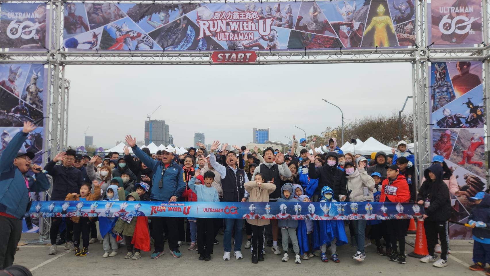十字手勢全場預備！超人力霸王路跑4500人集結變身