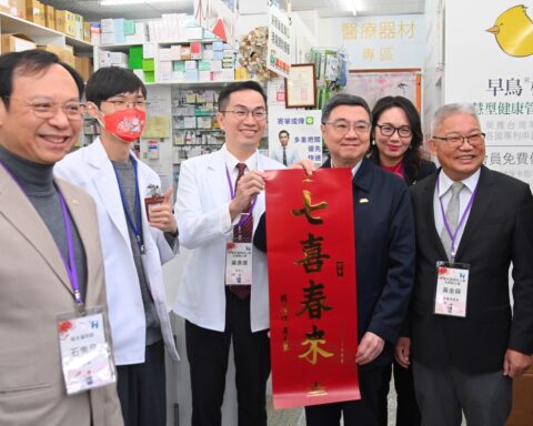 12年只休1天！卓榮泰初一親訪「鋼鐵藥局」贈福袋