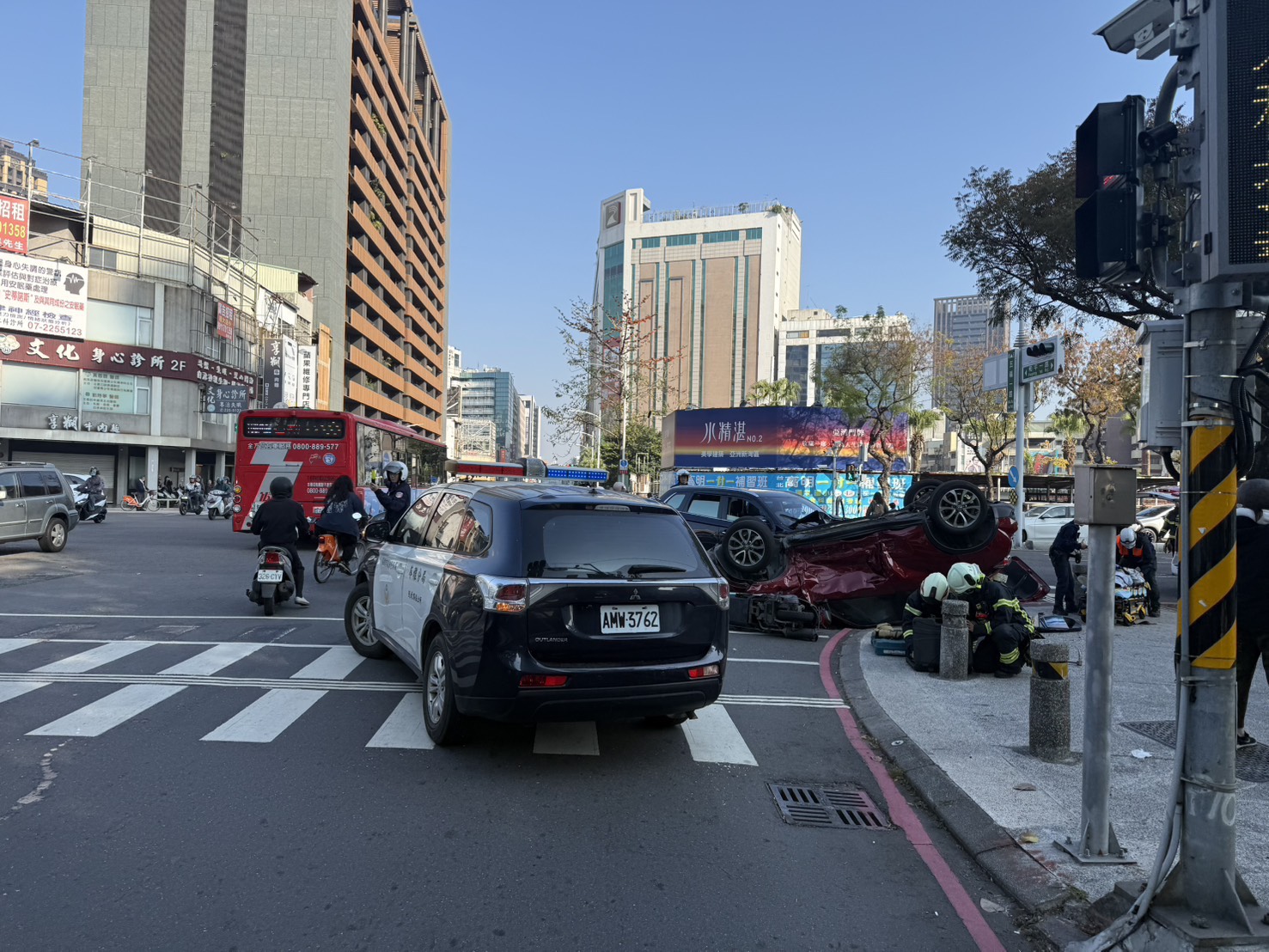 又是左轉不讓！兩車對撞「四輪朝天」 待轉區騎士衰被掃到