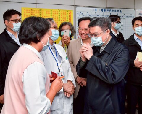 卓榮泰視察高雄輕急症中心 強化春節醫療分流與醫護補貼