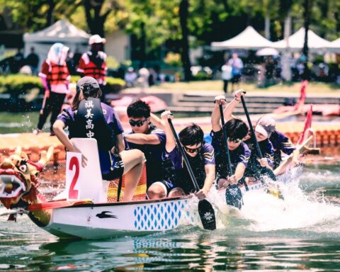 高雄端午龍舟賽愛河開幕 舉鐵健身奪龍舟拔河冠軍　