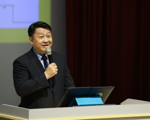 當所有人都有AI，你還剩下什麼？高雄大學校長新生入學震撼問答